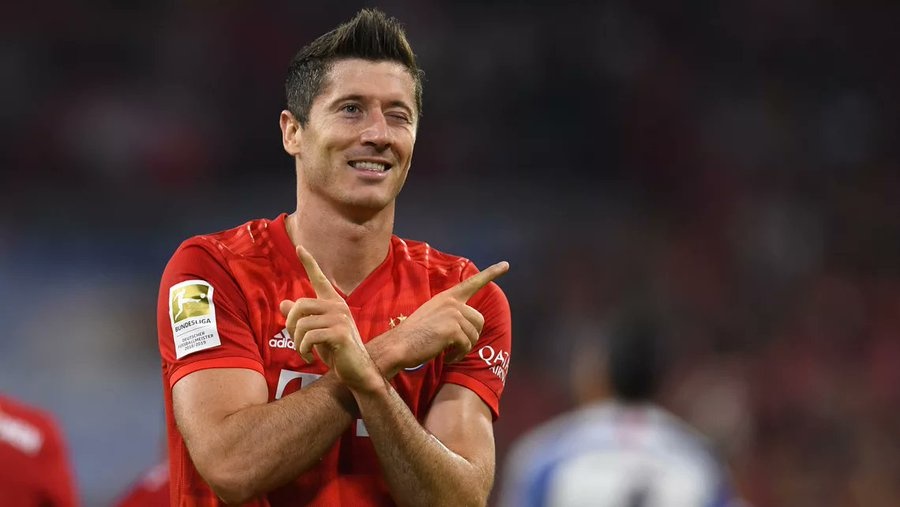 Glen Johnson believes Chelsea should make a move for Robert Lewandowski.