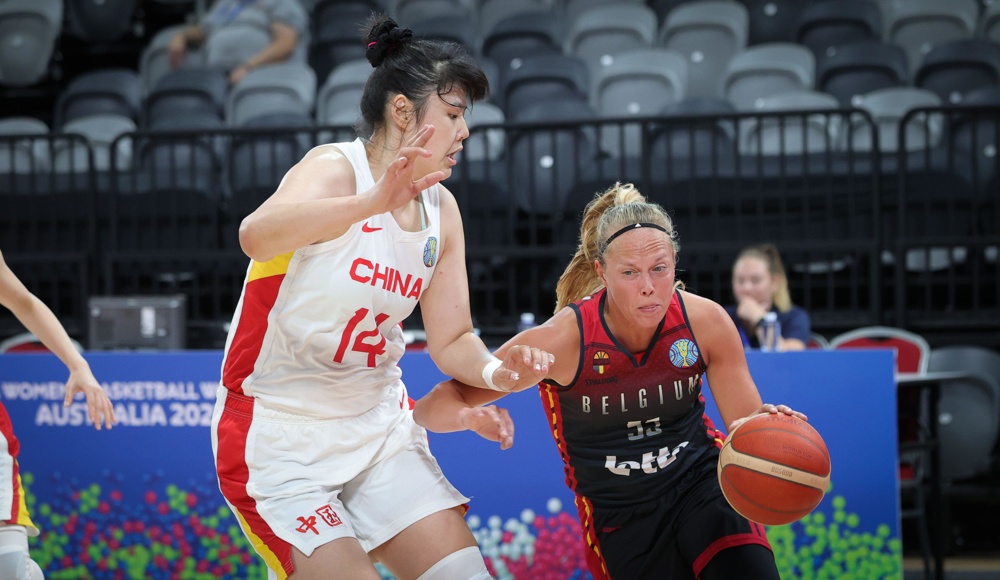 Sydney, Australia, 27 September 2022, Belgium's Julie Allemand and China's Yueru Li fight for the ball during a basketball game between Belgium's national team the Belgian Cats and China, Tuesday 27 September 2022 in Sydney, Australia, match 5/5 in Group A at the FIBA Women's Basketball World Cup. The 19th edition of the FIBA Women's Basketball World Cup 2022 takes place from 22 September to 01 October in Sydney, Australia. BELGA PHOTO VIRGINIE LEFOUR - Image ID: 2K3GJX7