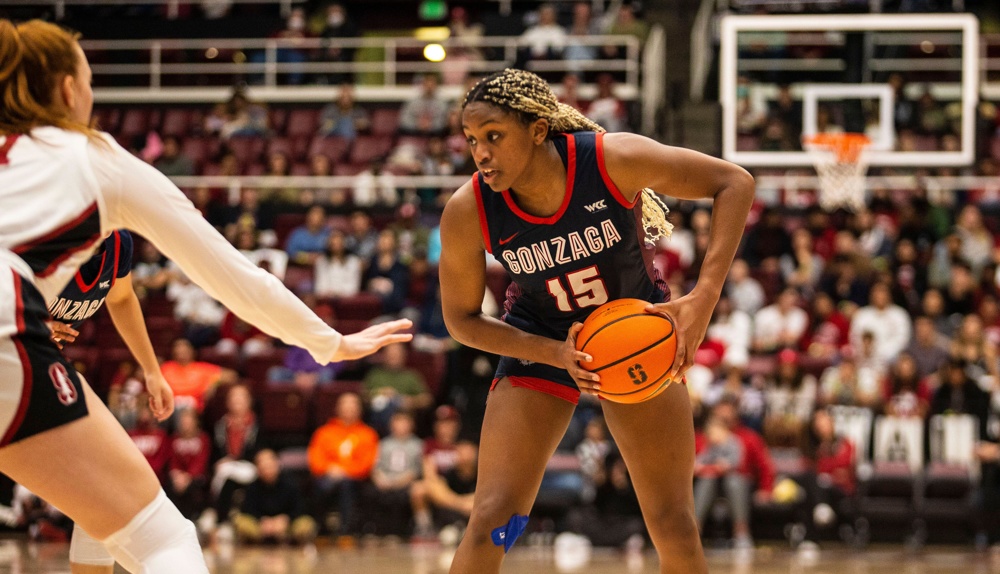 Palo Alto CA, USA. 04th Dec, 2022. A. Gonzaga forward Yvonne Ejim (15)looks to pass the ball during the NCAA Women's Basketball game between Gonzaga Bulldogs and the Stanford Cardinal. Stanford beat Gonzaga 84-63 at Maples Pavilion Palo Alto, CA. Thurman James /CSM/Alamy Live News - Image ID: 2M07E98