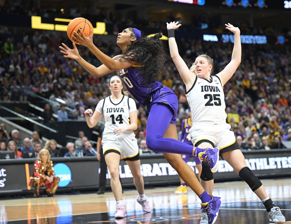 Dallas, United States. 02nd Apr, 2023. LSU Tigers Angel Reese gets through the Iowa defense for a basket during the second half of the 2023 NCAA Division I Women's Basketball National Championship on Sunday, April 2, 2023, at the American Airlines Center in Dallas Texas. LSU defeated Iowa 102-85. Photo by Ian Halperin/UPI Credit: UPI/Alamy Live News - Image ID: 2PJHJ1D