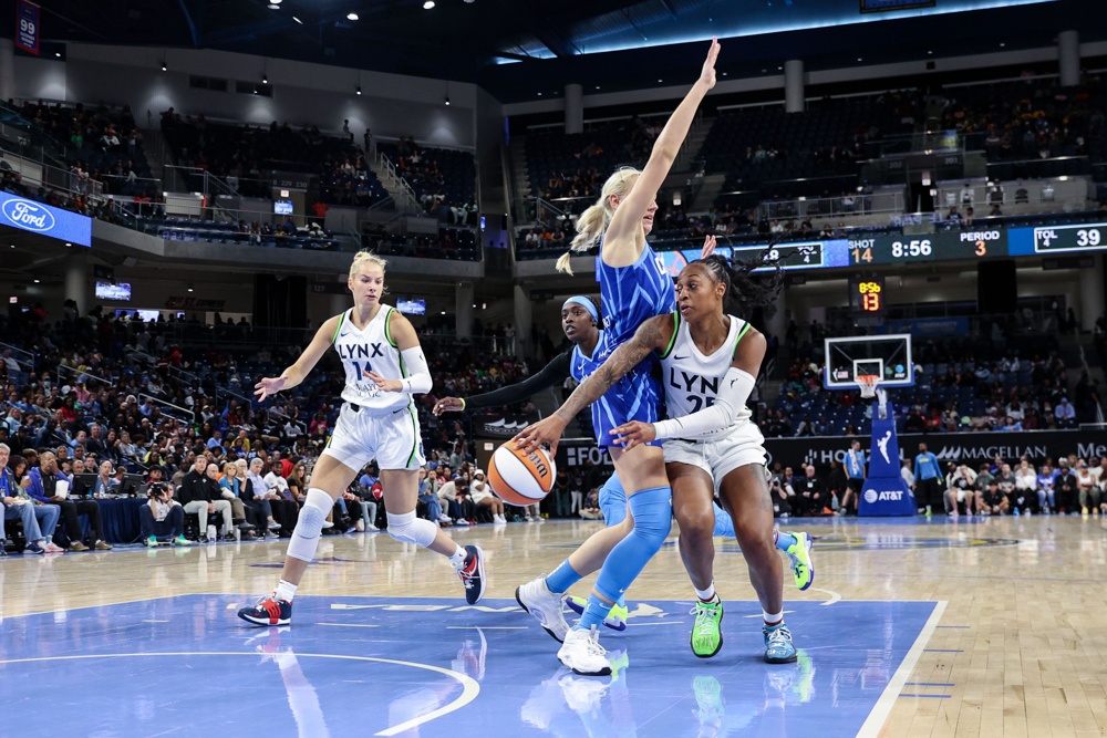 Chicago, USA. 08th Sep, 2023. Chicago, USA, September 8, 2023: Tiffany Mitchell (25 Minnesota Lynx) passes the ball to Dorka Juhasz (14 Minnesota Lynx) during the game between the Chicago Sky and Minnesota Lynx on Friday September 8, 2023 at Wintrust Arena, Chicago, USA. (NO COMMERCIAL USAGE) (Shaina Benhiyoun/SPP) Credit: SPP Sport Press Photo. /Alamy Live News - Image ID: 2RRPAD5