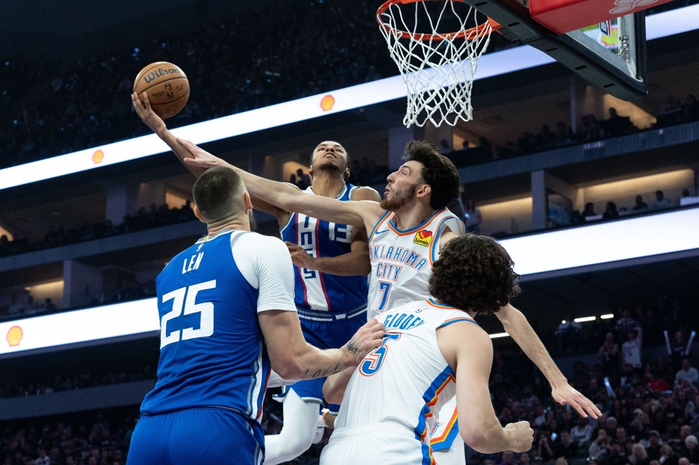 November 10, 2023, Sacramento, CA, USA: Sacramento Kings forward Keegan Murray (13) drives to basket against Oklahoma City Thunder forward Chet Holmgren (7) during a game at the Golden 1 Center Friday, Nov. 10, 2023 in Sacramento. (Credit Image: © Paul Kitagaki Jr./ZUMA Press Wire) EDITORIAL USAGE ONLY! Not for Commercial USAGE! - Image ID: 2T6KG93