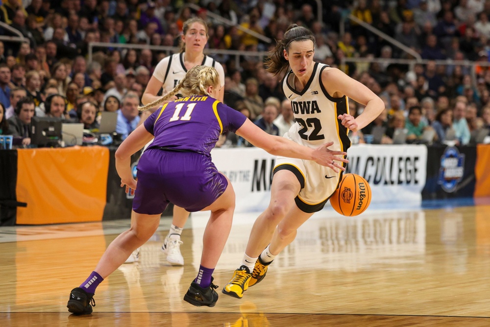 Albany, New York, USA. 1st Apr, 2024. Iowa guard CAITLIN CLARK (22) drives past LSU defender HAILEY VAN LITH (11) with an around the back dribble during the 2024 NCAA Women's Basketball Tournament Albany 2 Regional Final at MVP Arena in Albany, N.Y. Iowa won 94:87.(Credit Image: © Scott Rausenberger/ZUMA Press Wire) EDITORIAL USAGE ONLY! Not for Commercial USAGE! - Image ID: 2WXXHDC