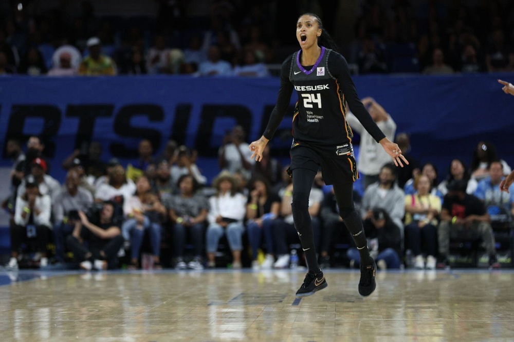 Chicago, USA. 25th May, 2024. Chicago, USA, May 25, 2024: DeWanna Bonner (24 Connecticut Sun) celebrates a three pointer during the game between the Chicago Sky and Connecticut Sun on Saturday May 25, 2024 at Wintrust Arena, Chicago, USA. (NO COMMERCIAL USAGE) (Shaina Benhiyoun/SPP) Credit: SPP Sport Press Photo. /Alamy Live News - Image ID: 2X8J92X